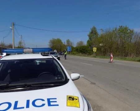 Катастрофа с микобус и трактор блокира пътя Пловдив-Карлово
