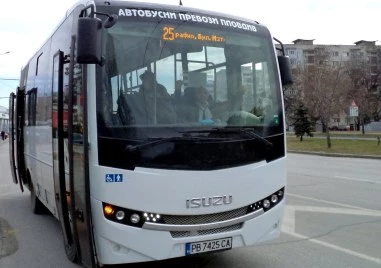 Автобус на градския транспорт и лека кола се удариха до Водната палата в Пловдив