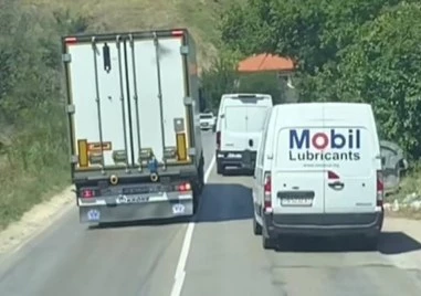 Опасно изпреварване на камион едва не завърши с челен удар край Видин ВИДЕО