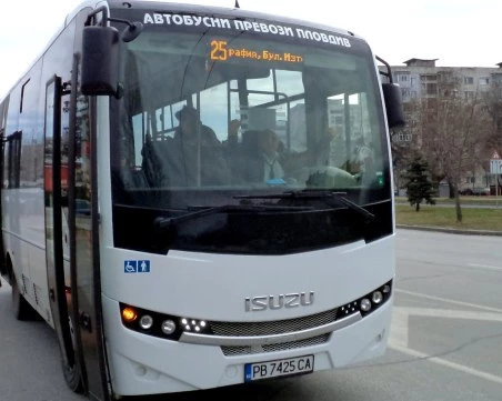 Автобус на градския транспорт и лека кола се удариха до Водната палата в Пловдив