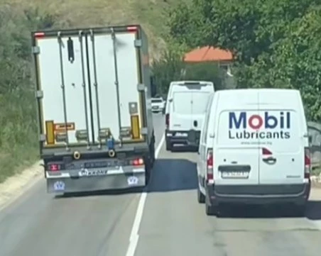 Опасно изпреварване на камион едва не завърши с челен удар край Видин ВИДЕО