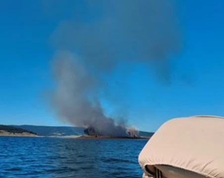Пожар гори на острова в язовир 