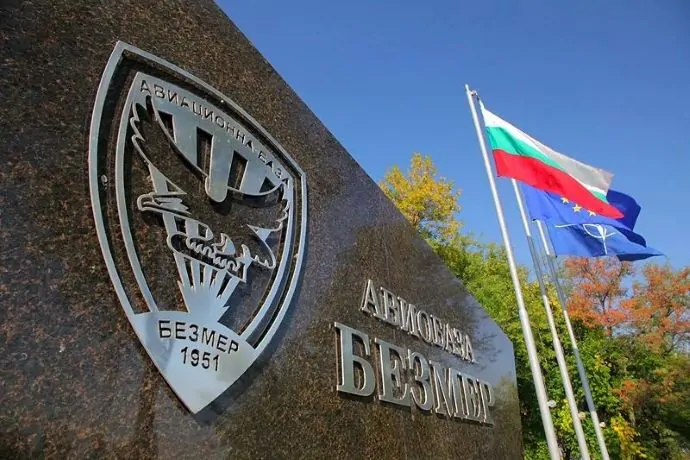 Първият американски самолет цистерна кацна в Безмер
