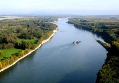 Десетки плавателни съдове чакат в българския участък на Дунав заради ниското ниво