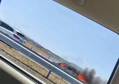 Запали се автомобил на АМ „Тракия, образува километрично задръстване