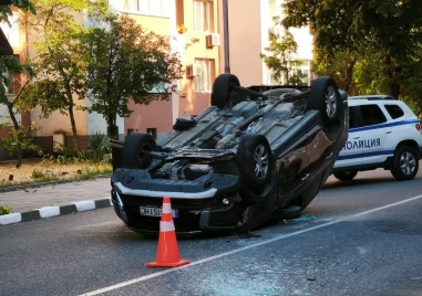 Зрелищна катастрофа в Асеновград по пътя към Бачково, кола е обърната по таван