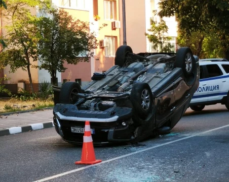 Зрелищна катастрофа в Асеновград по пътя към Бачково, кола е обърната по таван