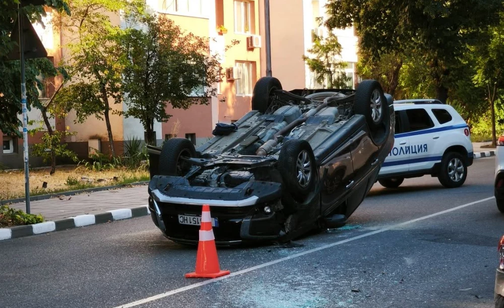 Зрелищна катастрофа в Асеновград по пътя към Бачково, кола е обърната по таван