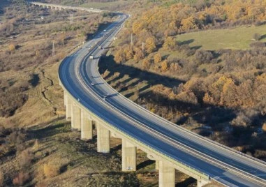 Камион падна от мост на АМ „Струма, шофьорът е в болница