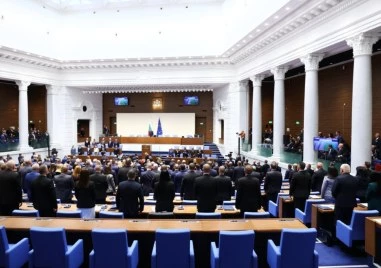 Парламентът дава над 103 000 евро за храна и напитки