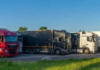 Заради жегите: Спират тировете по магистралите между 13 и 21 ч.