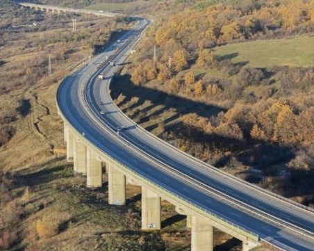 Камион падна от мост на АМ „Струма