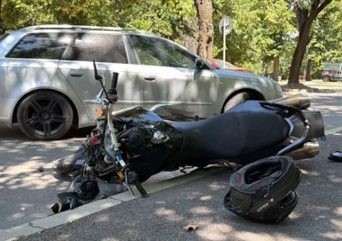 Моторист на задна гума връхлетя върху кола с майка и дете