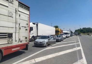Опашки от автомобили на границите със Сърбия и Турция