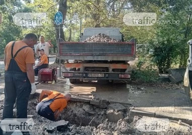 Вода тече по бул. „Копривщица след авария, десетки домакинства са без водоснабдяване