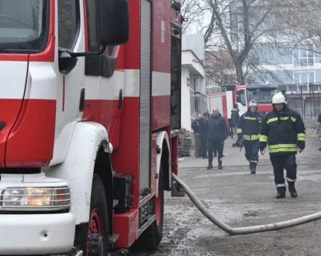 Голям пожар се разрази в сливенски квартал