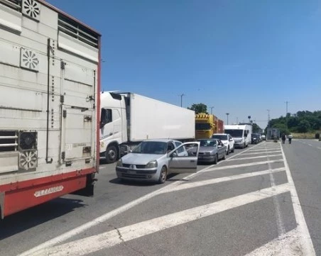Опашки от автомобили на границите със Сърбия и Турция
