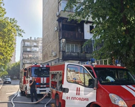 Пожар избухна в жилищна сграда в Пловдив - мъж се спаси, висяйки от прозореца