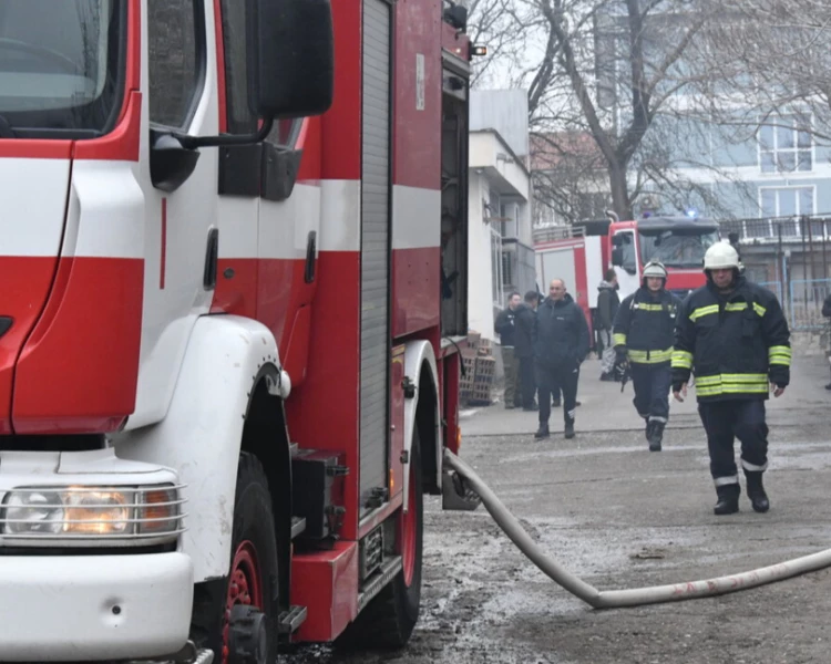 Голям пожар се разрази в сливенски квартал