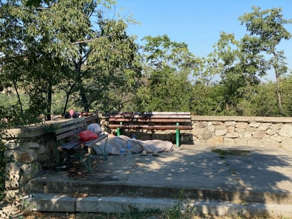 Бездомник превърна Сахат тепе в бунище