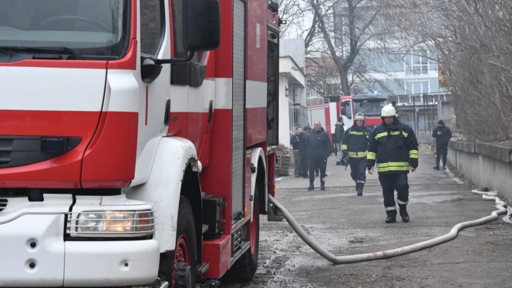 Голям пожар се разрази в сливенски квартал
