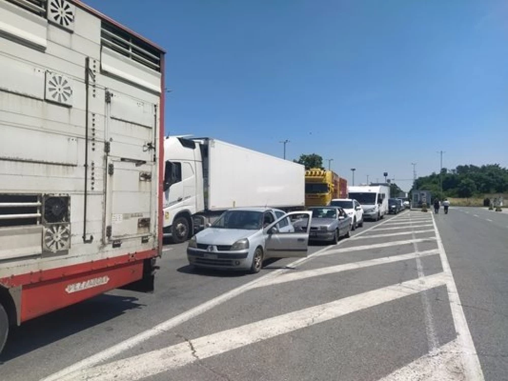 Опашки от автомобили на границите със Сърбия и Турция
