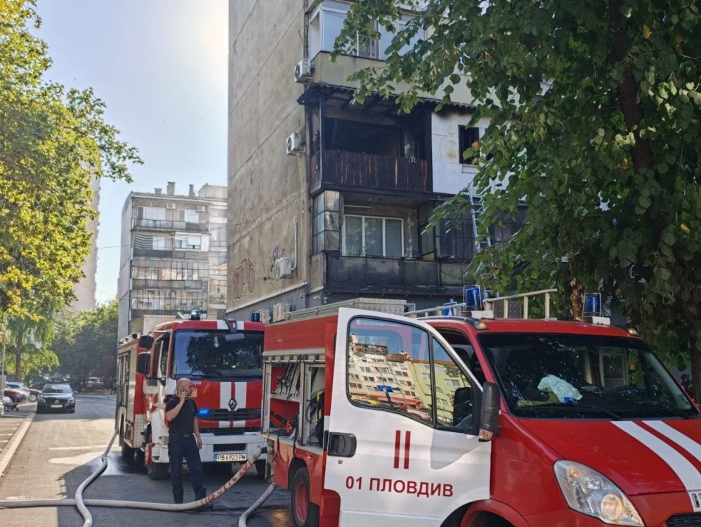 Пожар избухна в жилищна сграда в Пловдив - мъж се спаси, висейки от прозореца