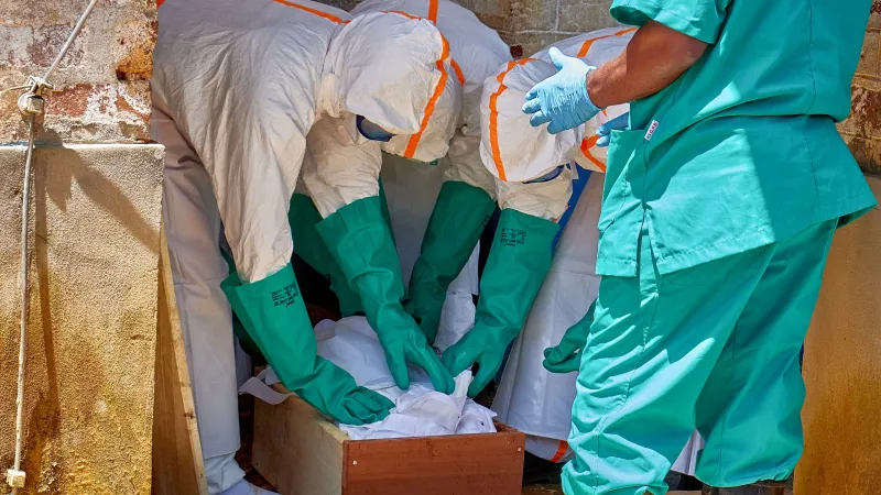 Епидемията от ебола се разраства: Случаите са вече са близо 4000