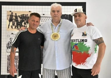 Наградиха Христо Бонев със златна огърлица