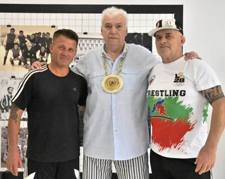 Наградиха Христо Бонев със златна огърлица