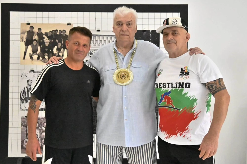 Наградиха Христо Бонев със златна огърлица