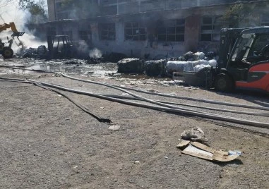 След пожара в производствената база в Пловдив: Няма превишения на нормите за въздуха