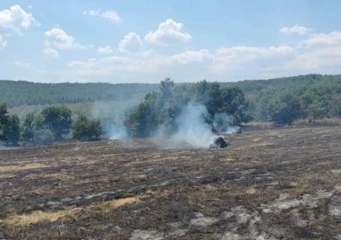Трактор изгоря на полето край тополовградско село