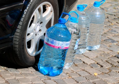 В разгара на жегите: Карловци разнасят вода на възрастни и трудноподвижни хора след спирането на водата