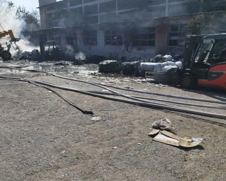 След пожара в производствената база в Пловдив: Няма превишения на нормите за въздуха