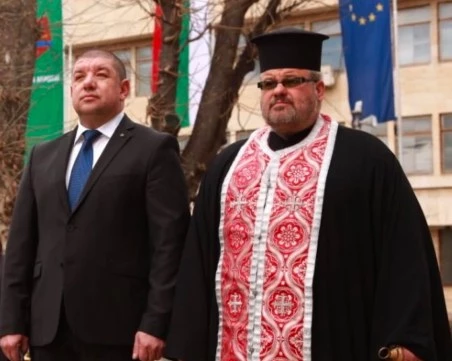 Почина отец Мирослав Коларов от храма 