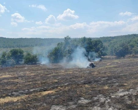 Трактор изгоря на полето край тополовградско село