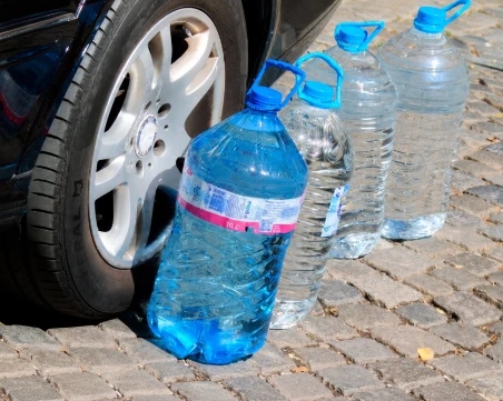 В разгара на жегите: Карловци разнасят вода на възрастни и трудноподвижни хора след спирането на водата