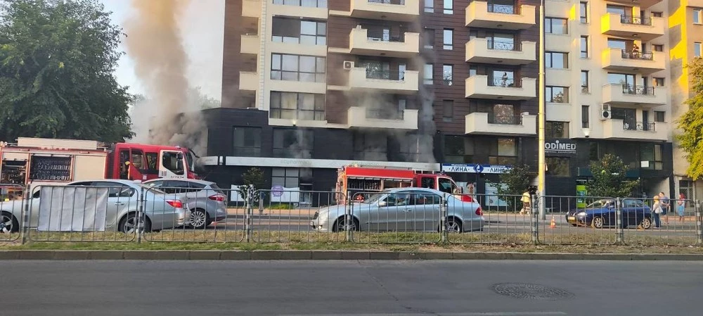 Пламна аптека в центъра на Пловдив, четири екипа на Пожарната са намясто