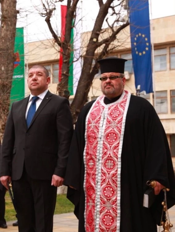 Почина отец Мирослав Коларов от храма 