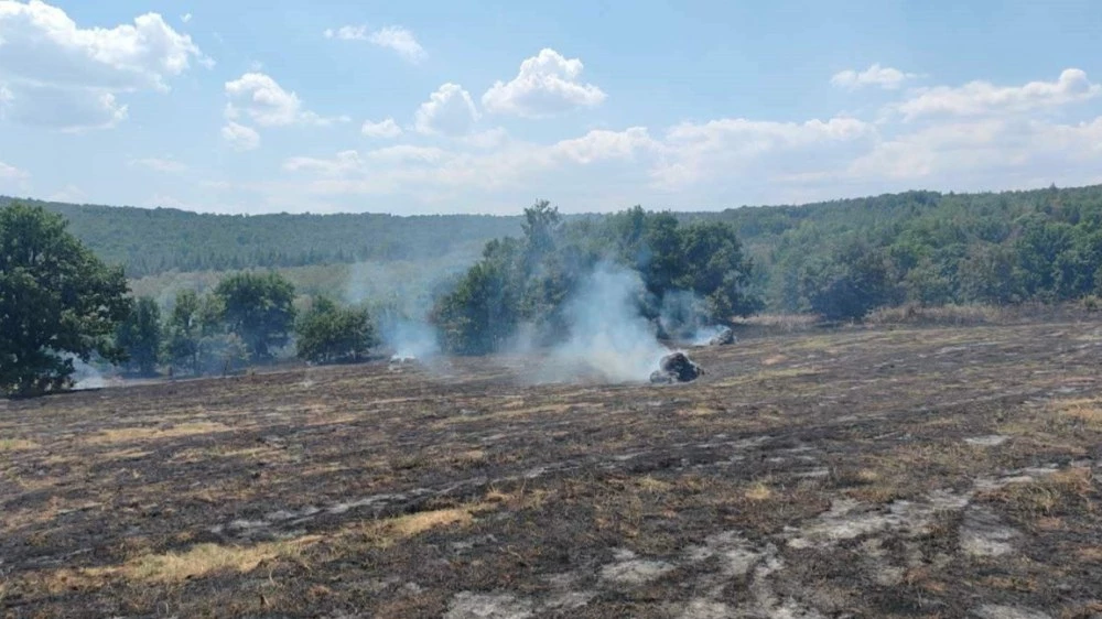Трактор изгоря на полето край тополовградско село