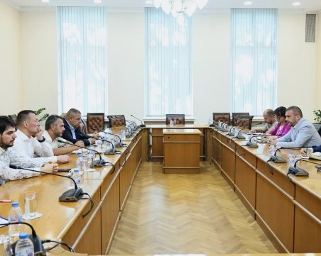 Транспортният министър очаква от АПИ да коригира заповедта за камионите