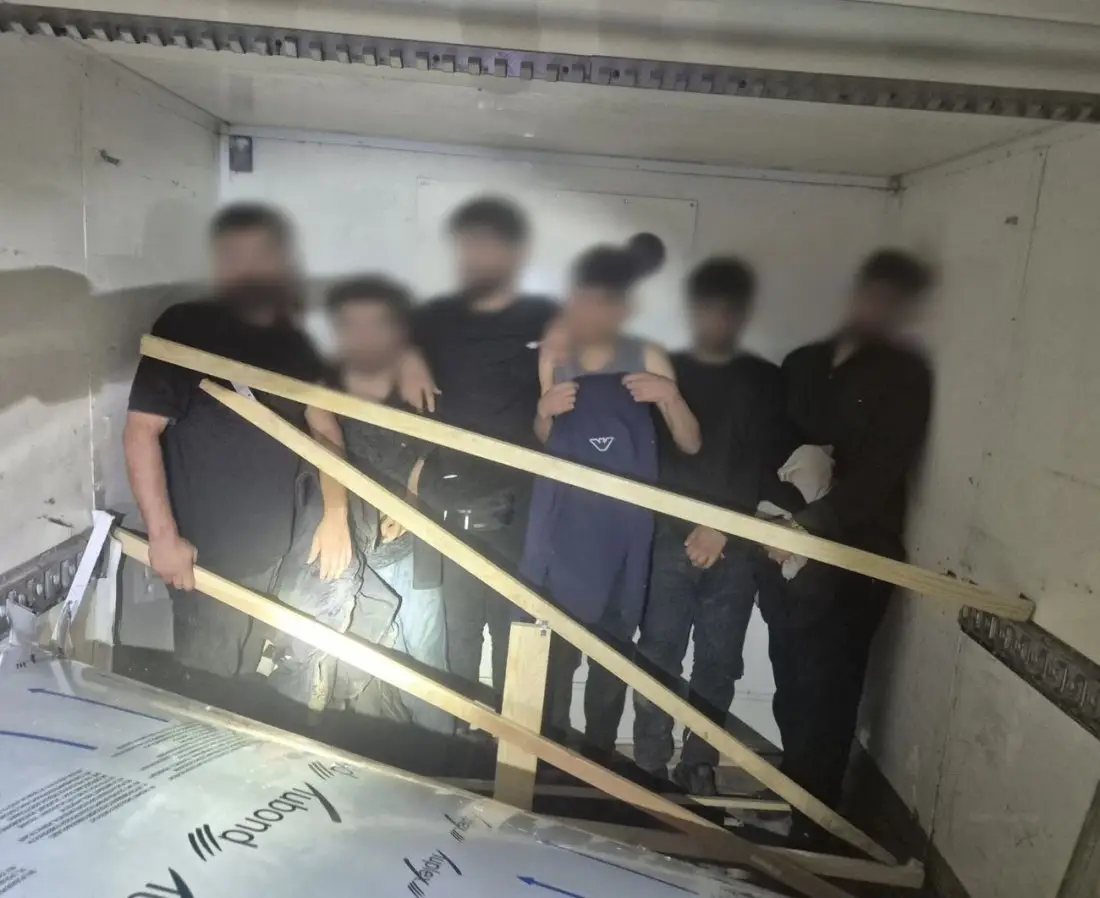 Задържаха 8 мигранти, укрити в тайник на микробус на българо-гръцката граница