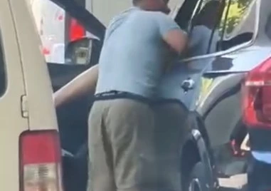 Бой посред бял ден в Пловдив: Шофьори си разменят удари насред оживено кръстовище ВИДЕО