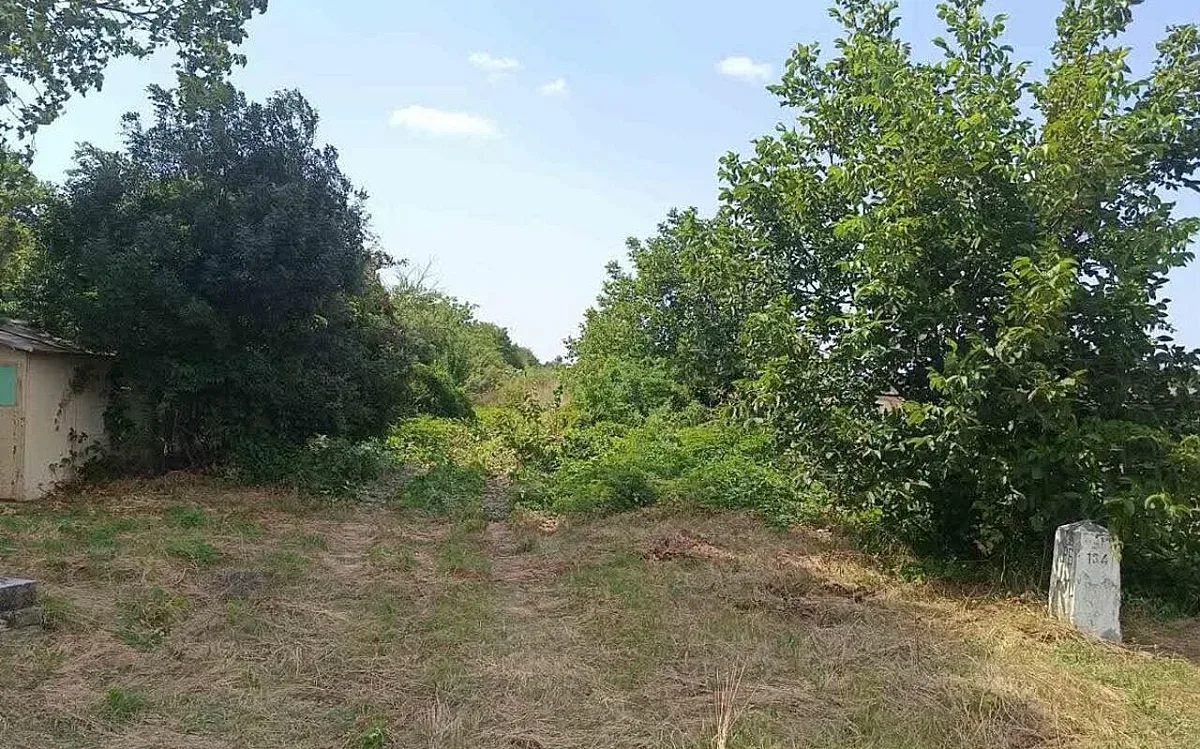 Няма дълбоки кратери на мястото на взрива на дрона край Кардам