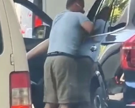 Бой посред бял ден в Пловдив: Шофьори си разменят удари насред оживено кръстовище ВИДЕО