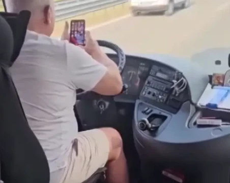 Уволниха шофьор на автобус, гледал ТикТок зад волана