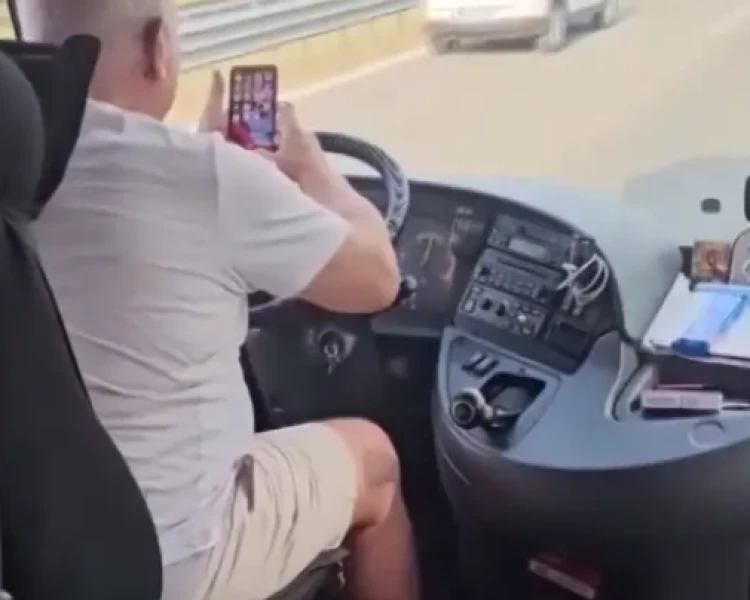 Уволниха шофьор на автобус, гледал ТикТок зад волана