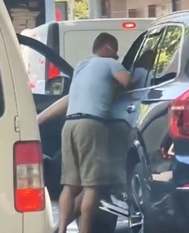 Бой посред бял ден в Пловдив: Шофьори си разменят удари насред оживено кръстовище ВИДЕО
