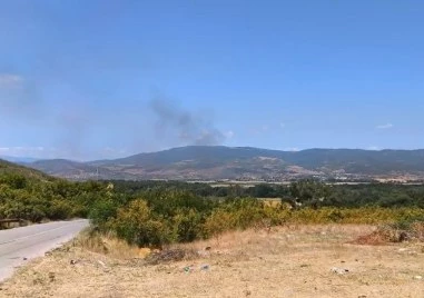 Голям пожар затвори Подбалканския път край Сливен